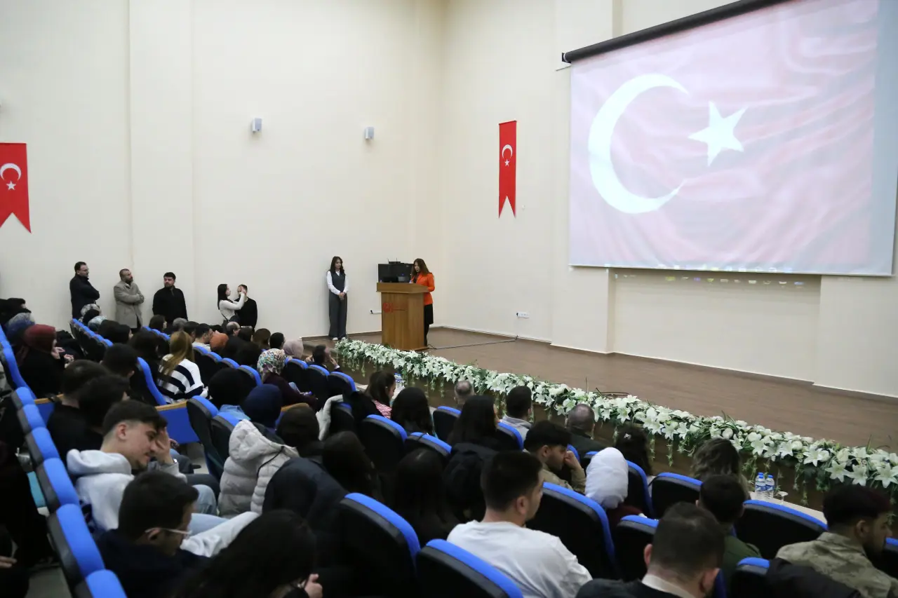 Gümüşhane'de duygusal anlar: "Kınalı Hasan" sahne alınca salon gözyaşlarına boğuldu! 2