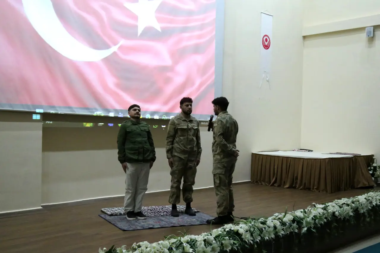 Gümüşhane'de duygusal anlar: "Kınalı Hasan" sahne alınca salon gözyaşlarına boğuldu! 7