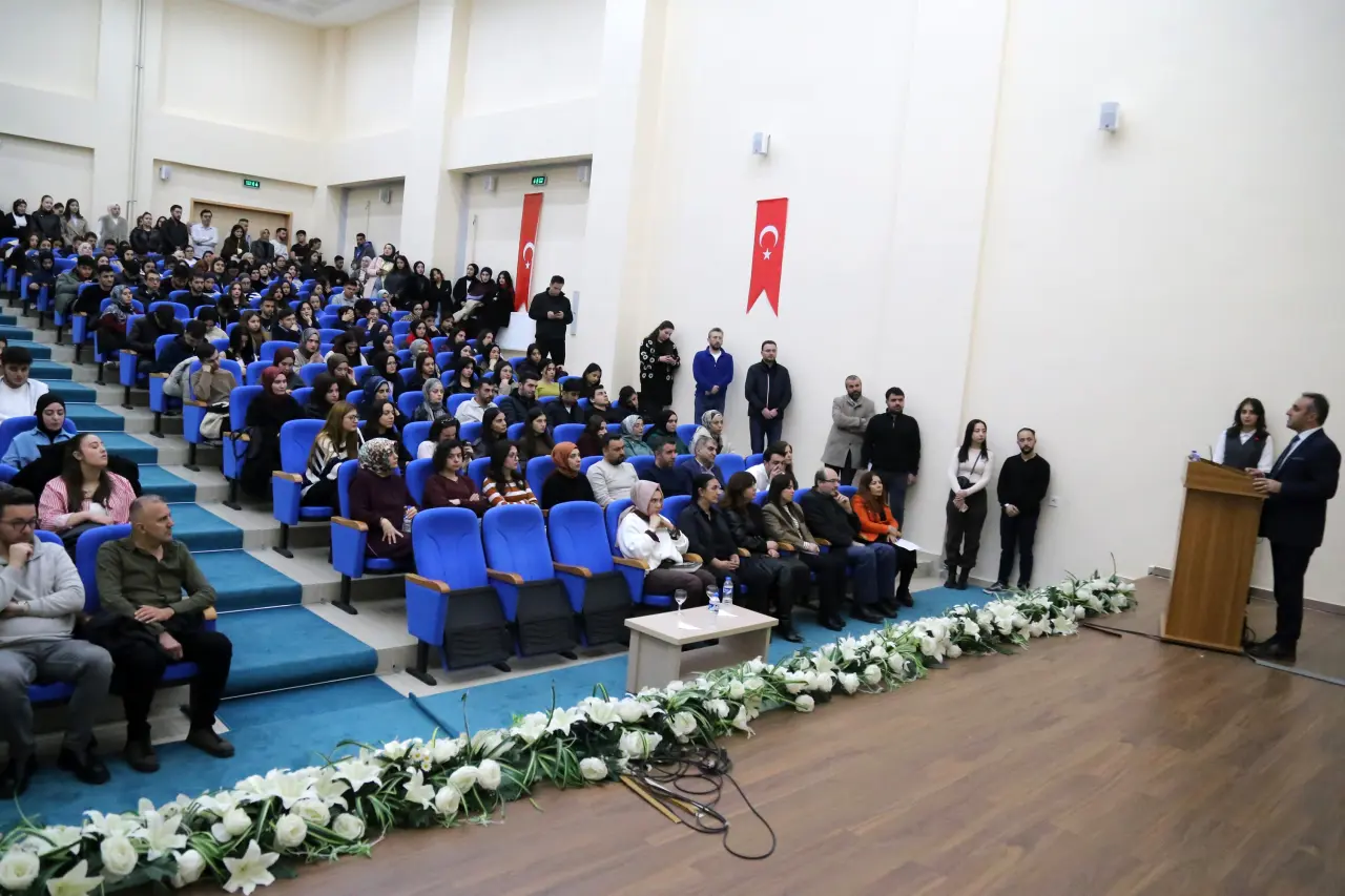 Gümüşhane'de duygusal anlar: "Kınalı Hasan" sahne alınca salon gözyaşlarına boğuldu! 4