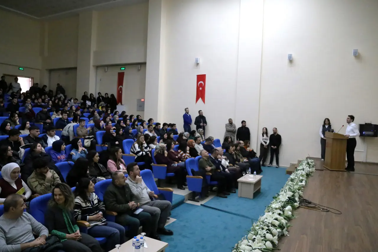 Gümüşhane'de duygusal anlar: "Kınalı Hasan" sahne alınca salon gözyaşlarına boğuldu! 5