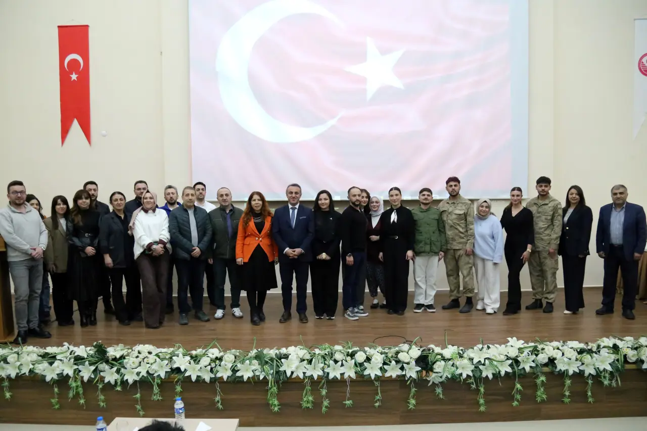 Gümüşhane'de duygusal anlar: "Kınalı Hasan" sahne alınca salon gözyaşlarına boğuldu! 9