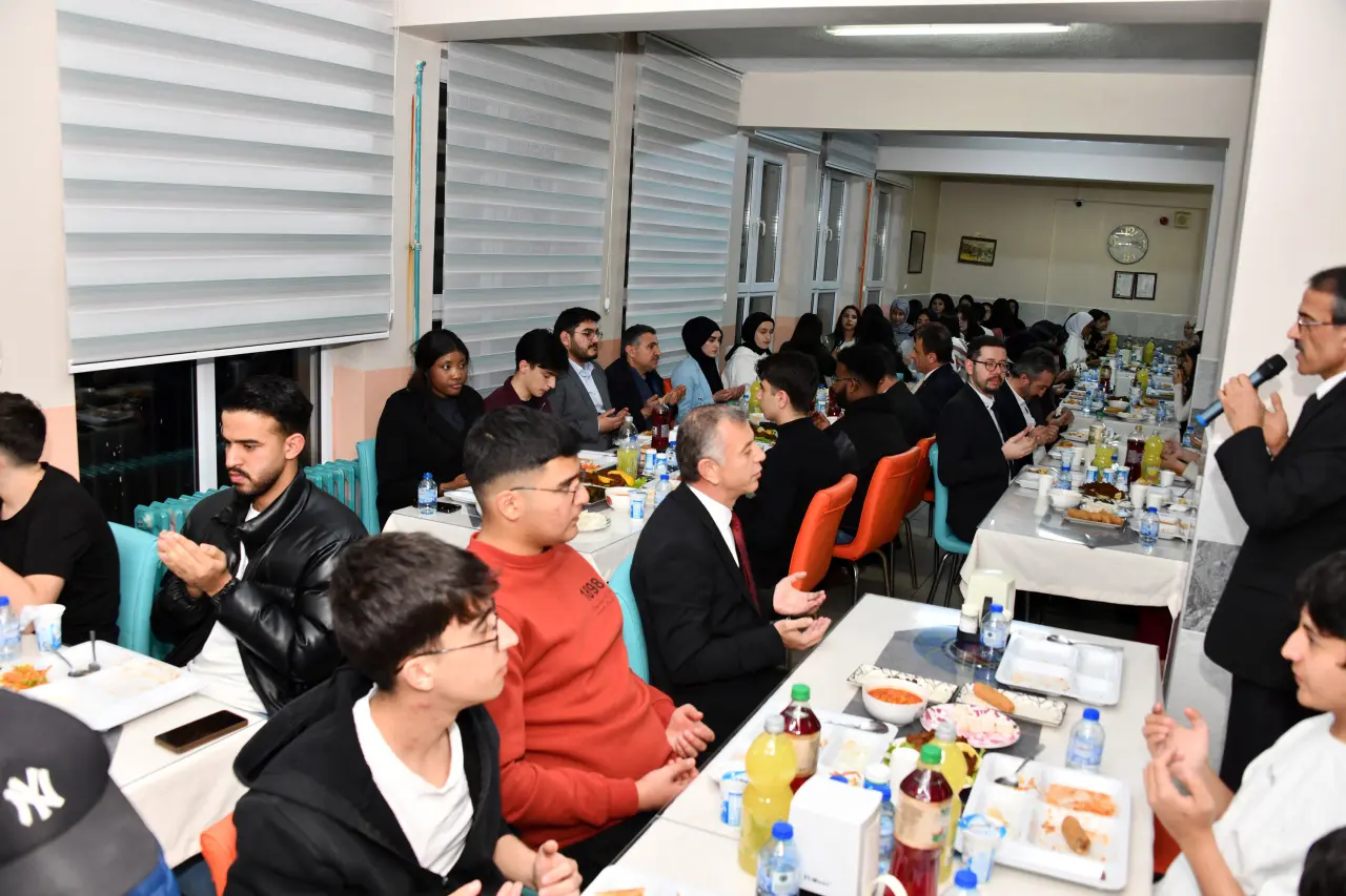 Gümüşhane’de İftar Sofrasında 5 Ülke Buluştu: Ramazan Geleneklerini Anlattılar! 1