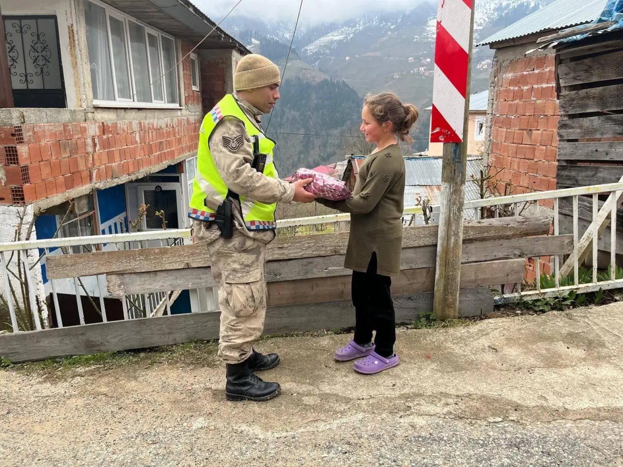 Gümüşhane'de minik kalplere Jandarma dokunuşu 2