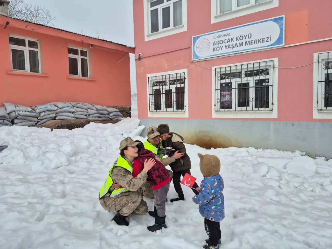 Gümüşhane'de minik kalplere Jandarma dokunuşu 1