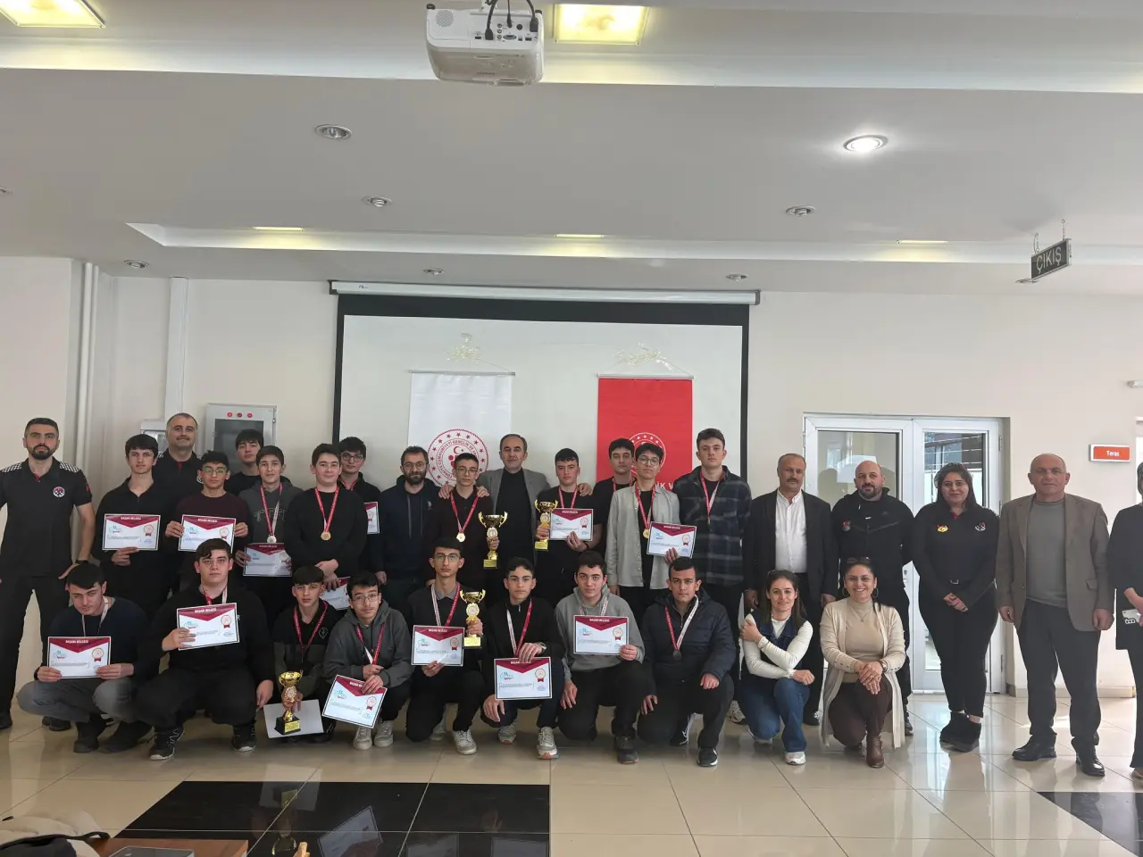 Gümüşhane'de Okul Sporları Satranç İl Birinciliği Müsabakaları Tamamlandı 5