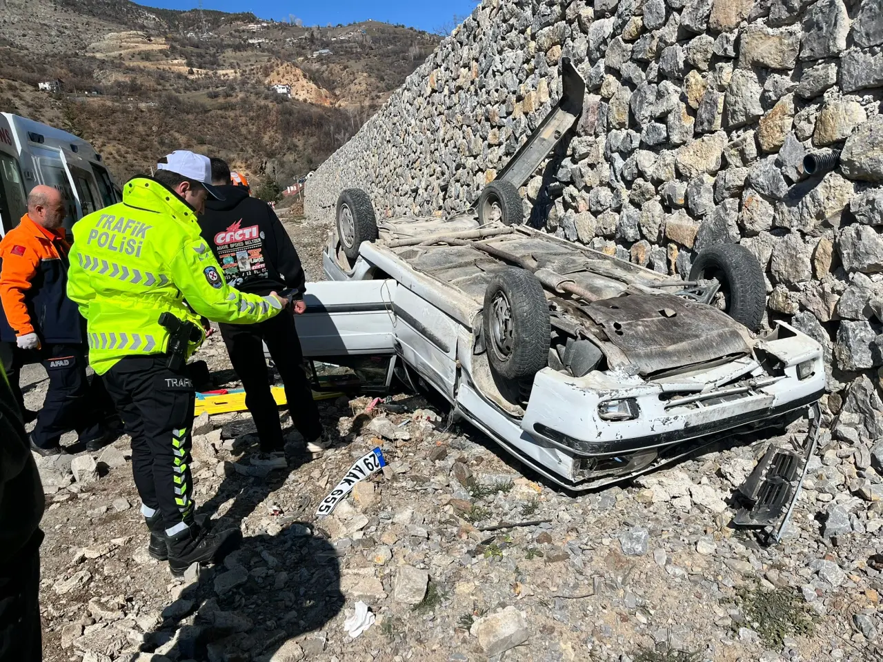 Gümüşhane’de otomobil ters döndü: 2 yaralı 7