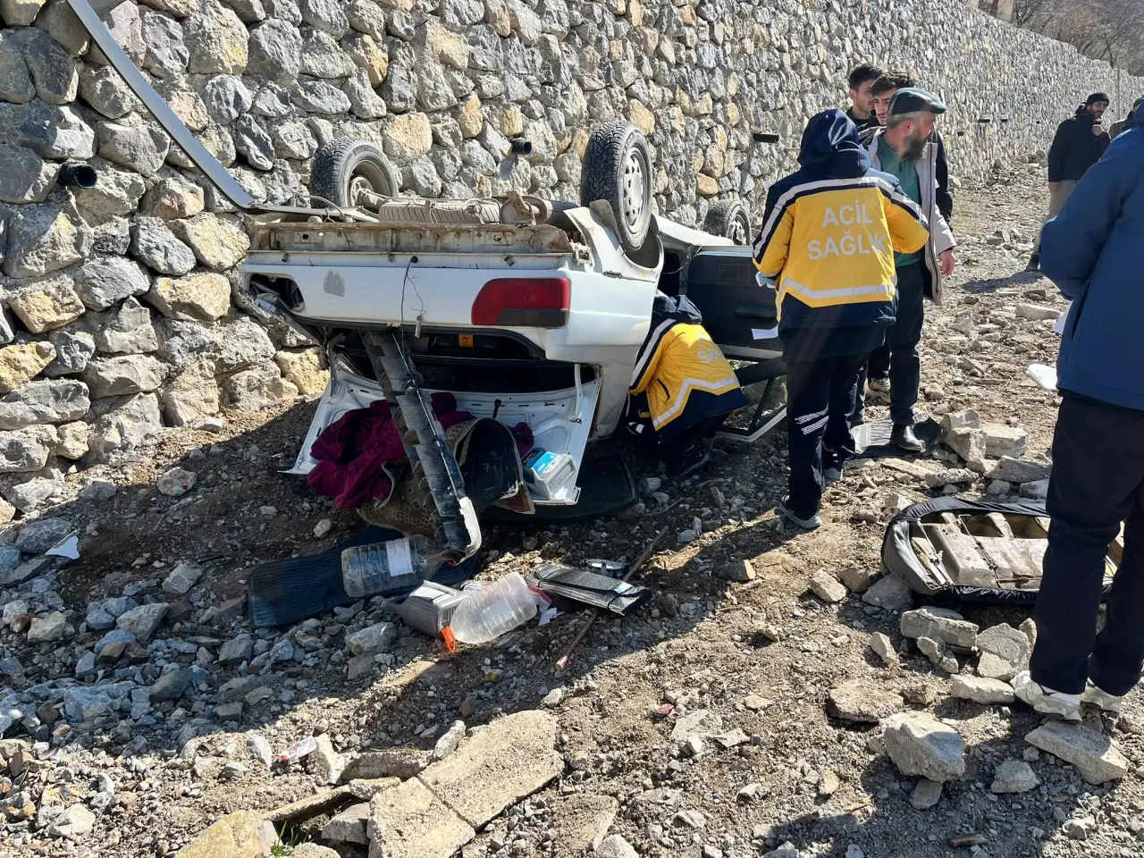 Gümüşhane’de otomobil ters döndü: 2 yaralı 5