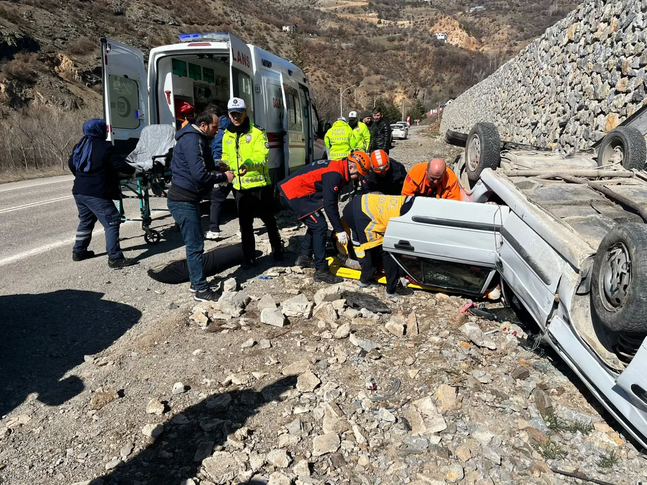 Gümüşhane’de otomobil ters döndü: 2 yaralı 2