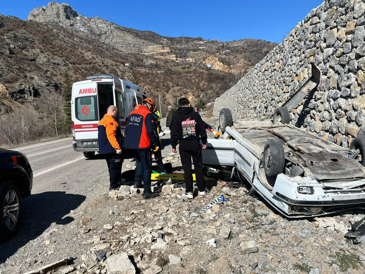 Gümüşhane’de otomobil ters döndü: 2 yaralı 3