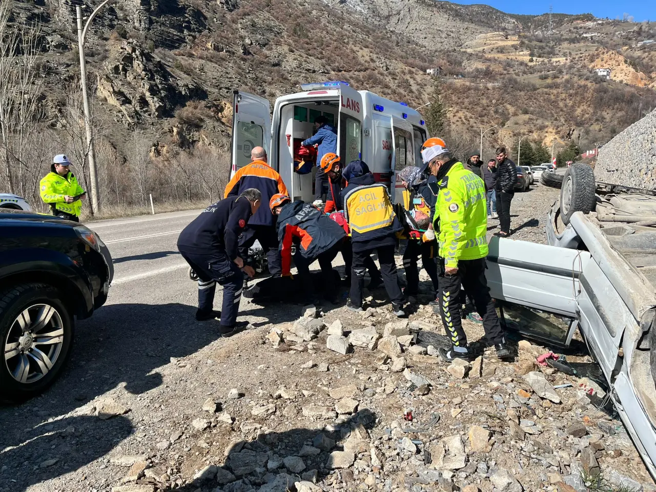 Gümüşhane’de otomobil ters döndü: 2 yaralı 1