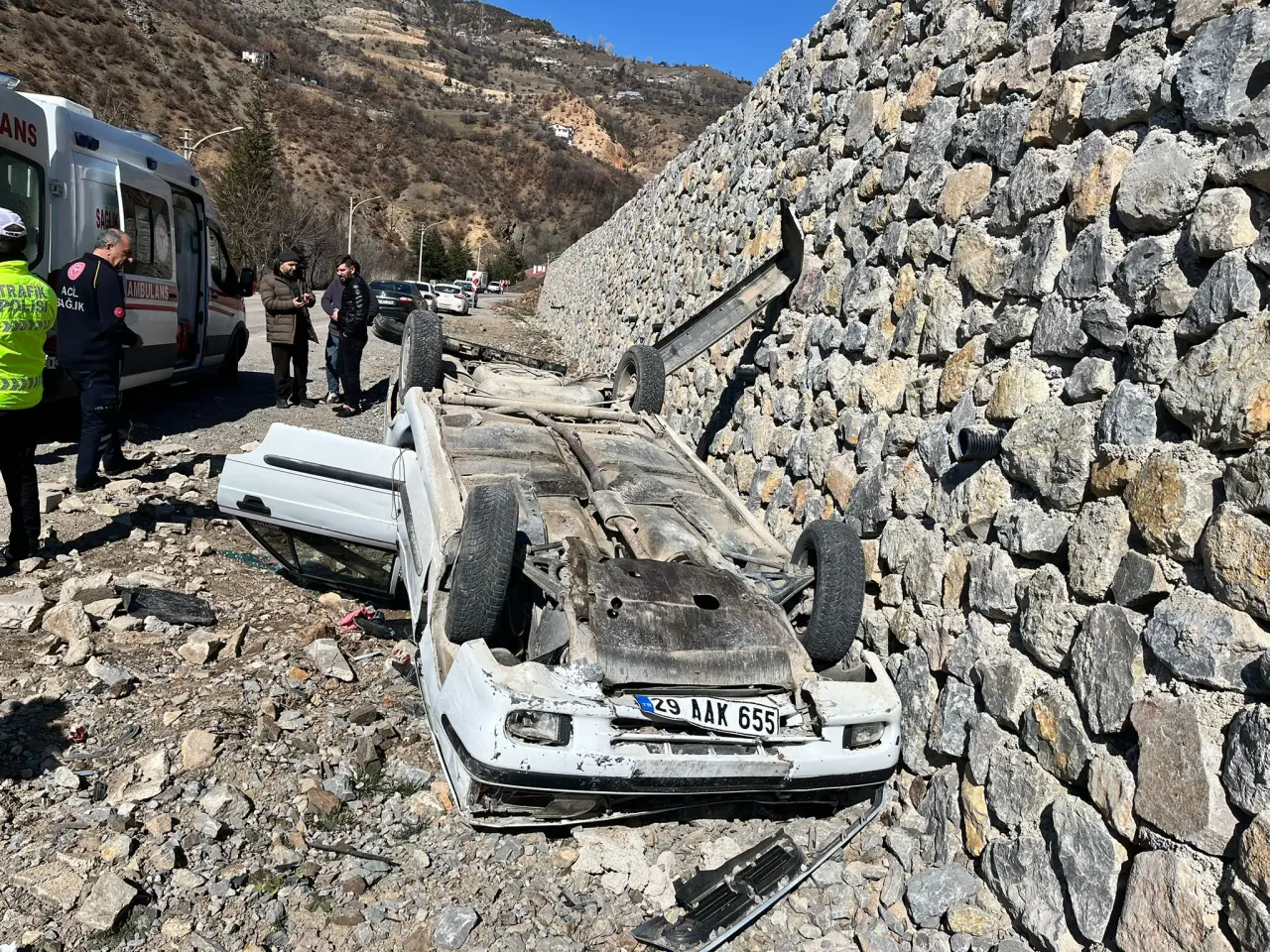 Gümüşhane’de otomobil ters döndü: 2 yaralı 4