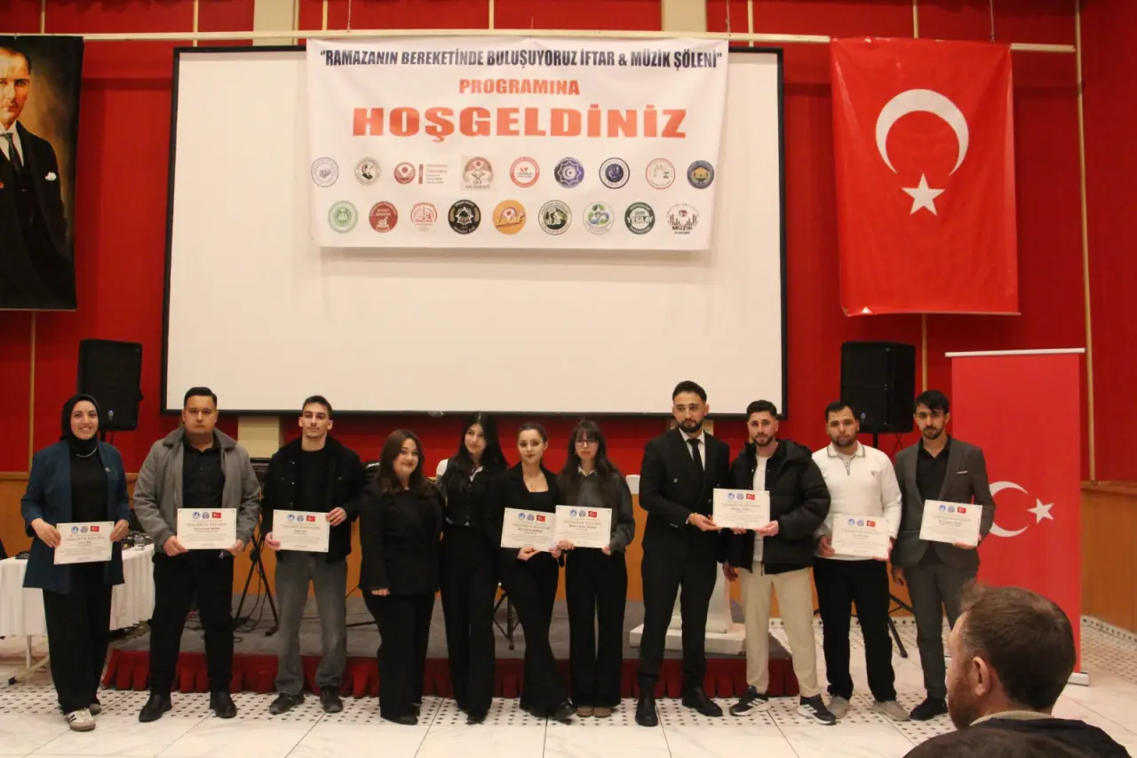 Gümüşhane'de Şehir ve Üniversite Gençliği İftar Sofrasında Kenetlendi 8