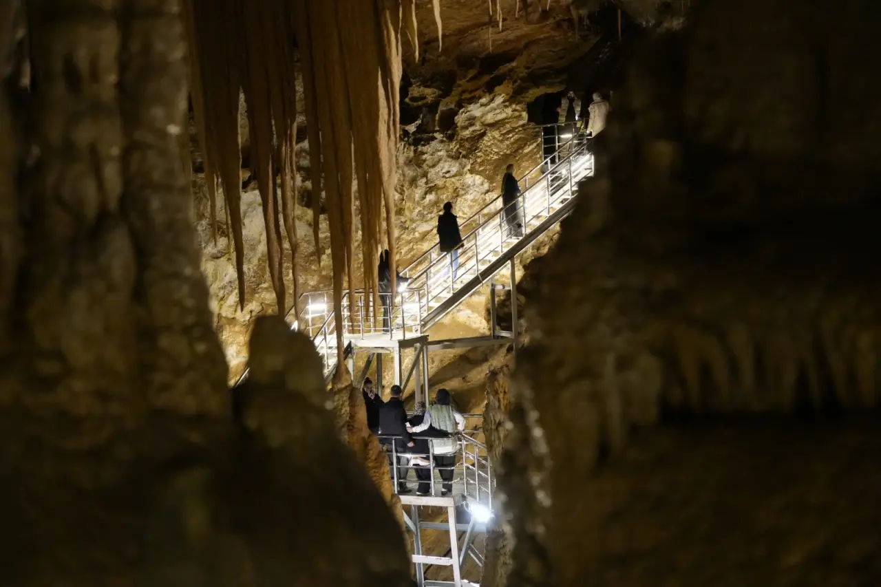 Gümüşhane’nin turizm lokomotifi Karaca Mağarası’nda yeni sezon başladı 4