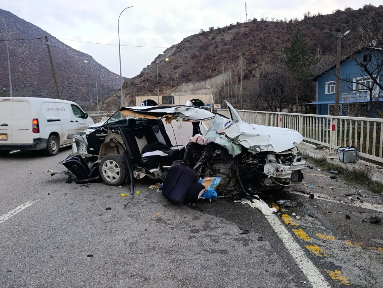 Hurdaya dönen araçtan sağ kurtuldular: 1’i bebek 3 yaralı 1