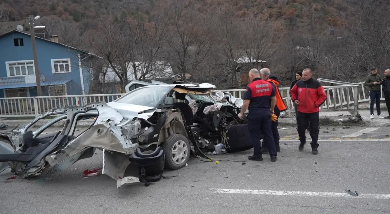 Hurdaya dönen araçtan sağ kurtuldular: 1’i bebek 3 yaralı 3