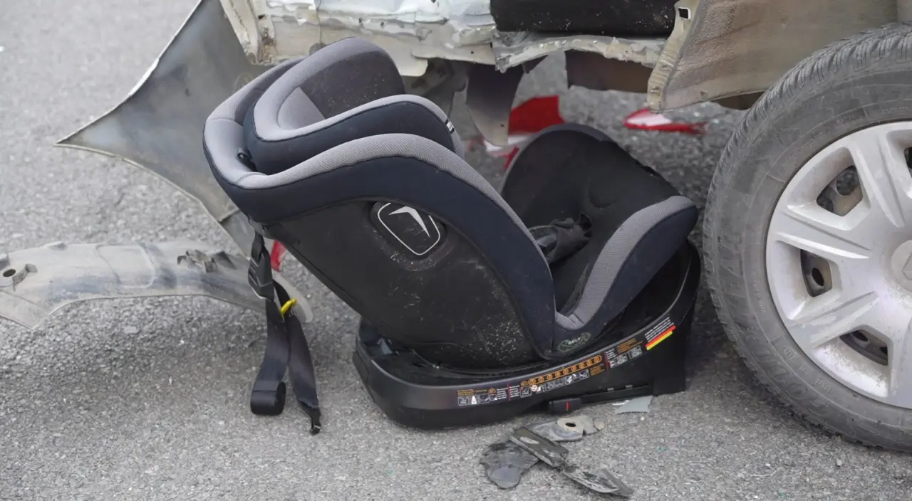 Hurdaya dönen araçtan sağ kurtuldular: 1’i bebek 3 yaralı 4