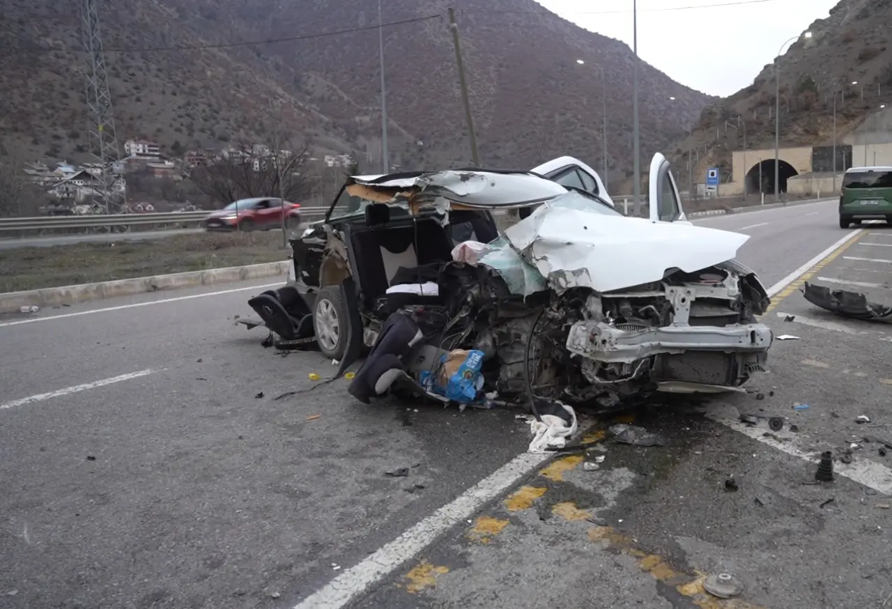 Hurdaya dönen araçtan sağ kurtuldular: 1’i bebek 3 yaralı 7