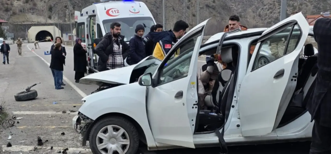 Hurdaya dönen araçtan sağ kurtuldular: 1’i bebek 3 yaralı 2