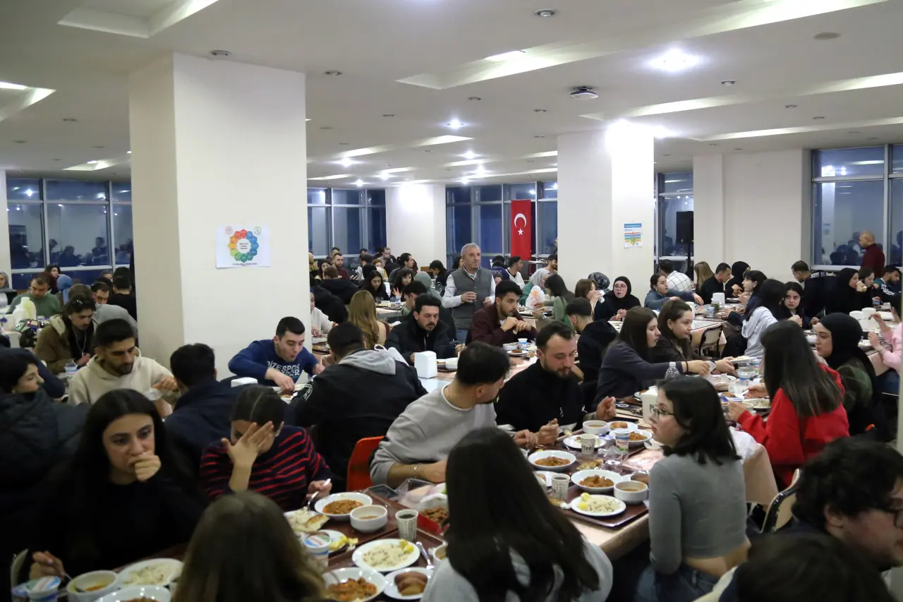 Gümüşhane Üniversitesi’nde protokol ve öğrenciler Kadir Gecesi iftarında buluştu 7