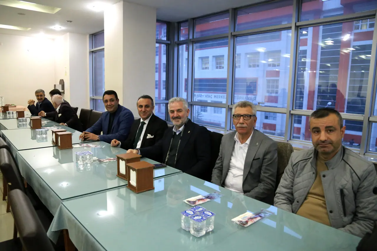 Gümüşhane Üniversitesi’nde protokol ve öğrenciler Kadir Gecesi iftarında buluştu 3