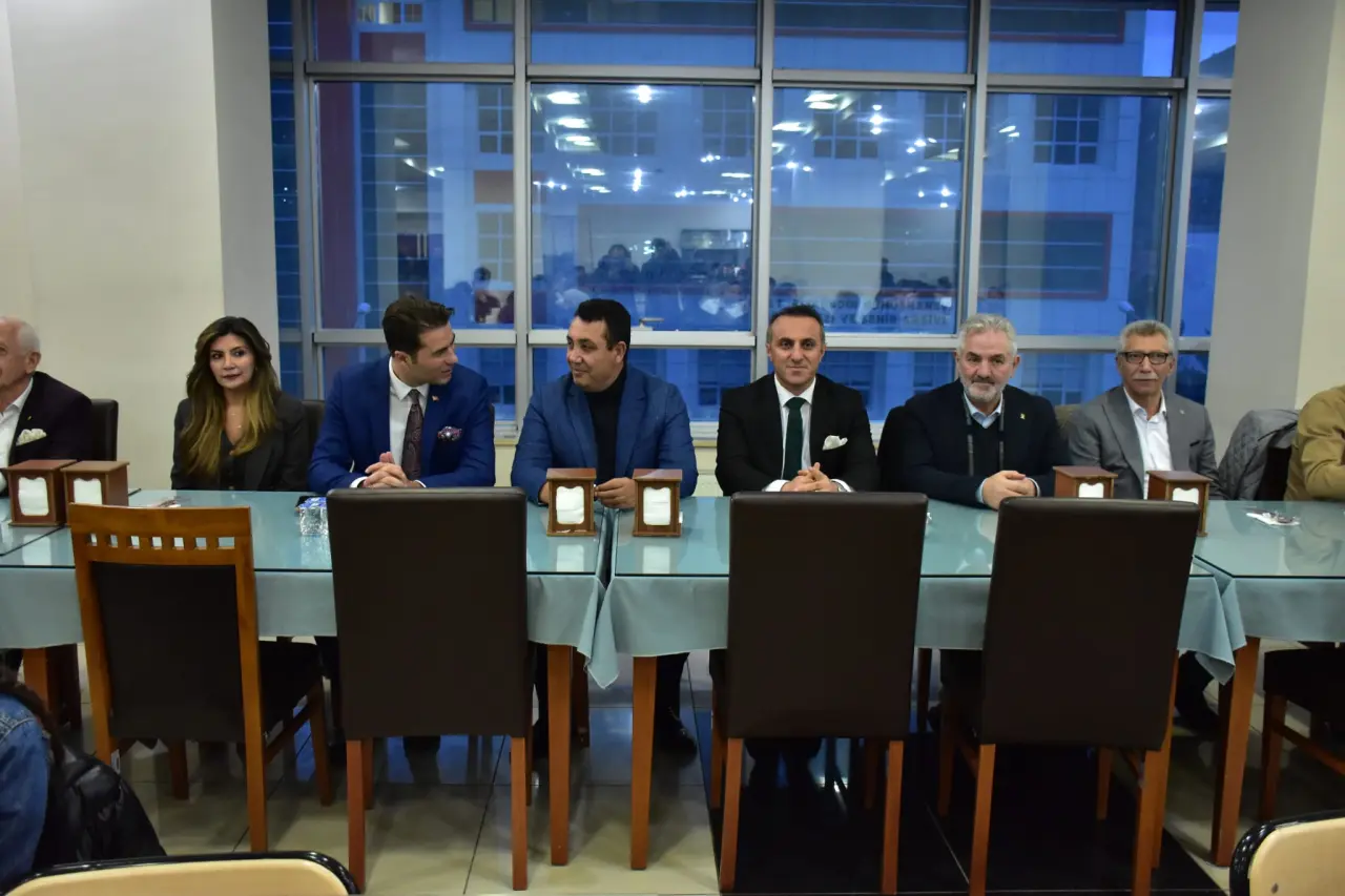 Gümüşhane Üniversitesi’nde protokol ve öğrenciler Kadir Gecesi iftarında buluştu 12