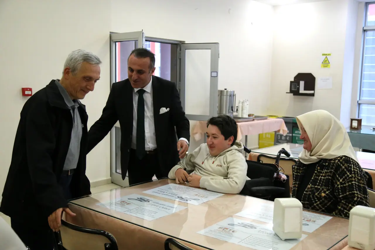 Gümüşhane Üniversitesi’nde protokol ve öğrenciler Kadir Gecesi iftarında buluştu 1