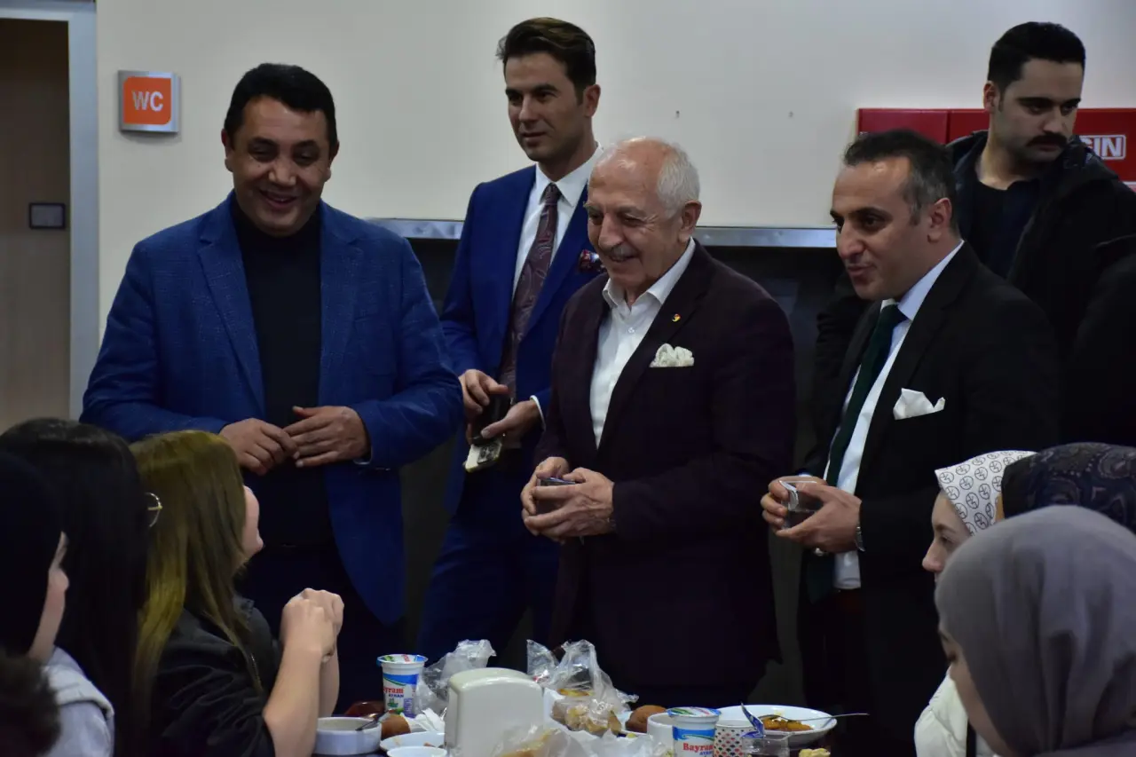 Gümüşhane Üniversitesi’nde protokol ve öğrenciler Kadir Gecesi iftarında buluştu 9