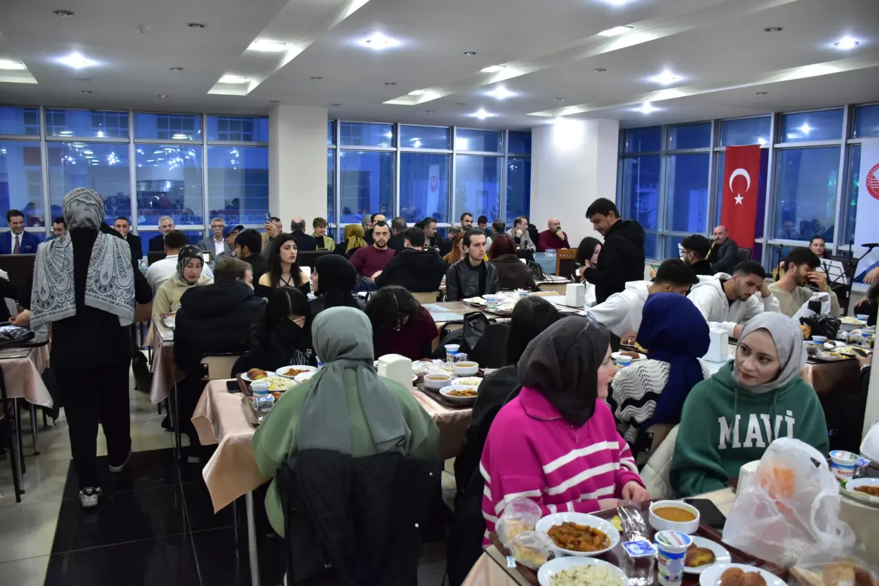 Gümüşhane Üniversitesi’nde protokol ve öğrenciler Kadir Gecesi iftarında buluştu 10