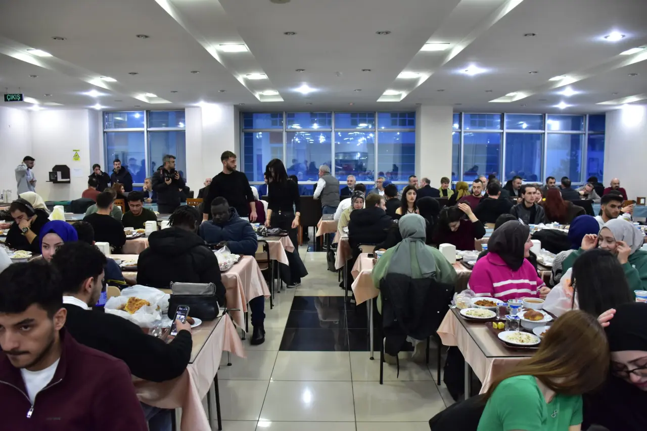 Gümüşhane Üniversitesi’nde protokol ve öğrenciler Kadir Gecesi iftarında buluştu 11