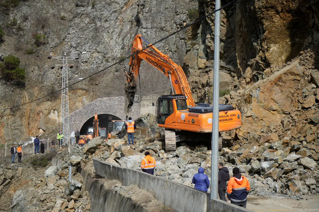 Kürtün yolunu kapatan heyelan havadan görüntülendi 1