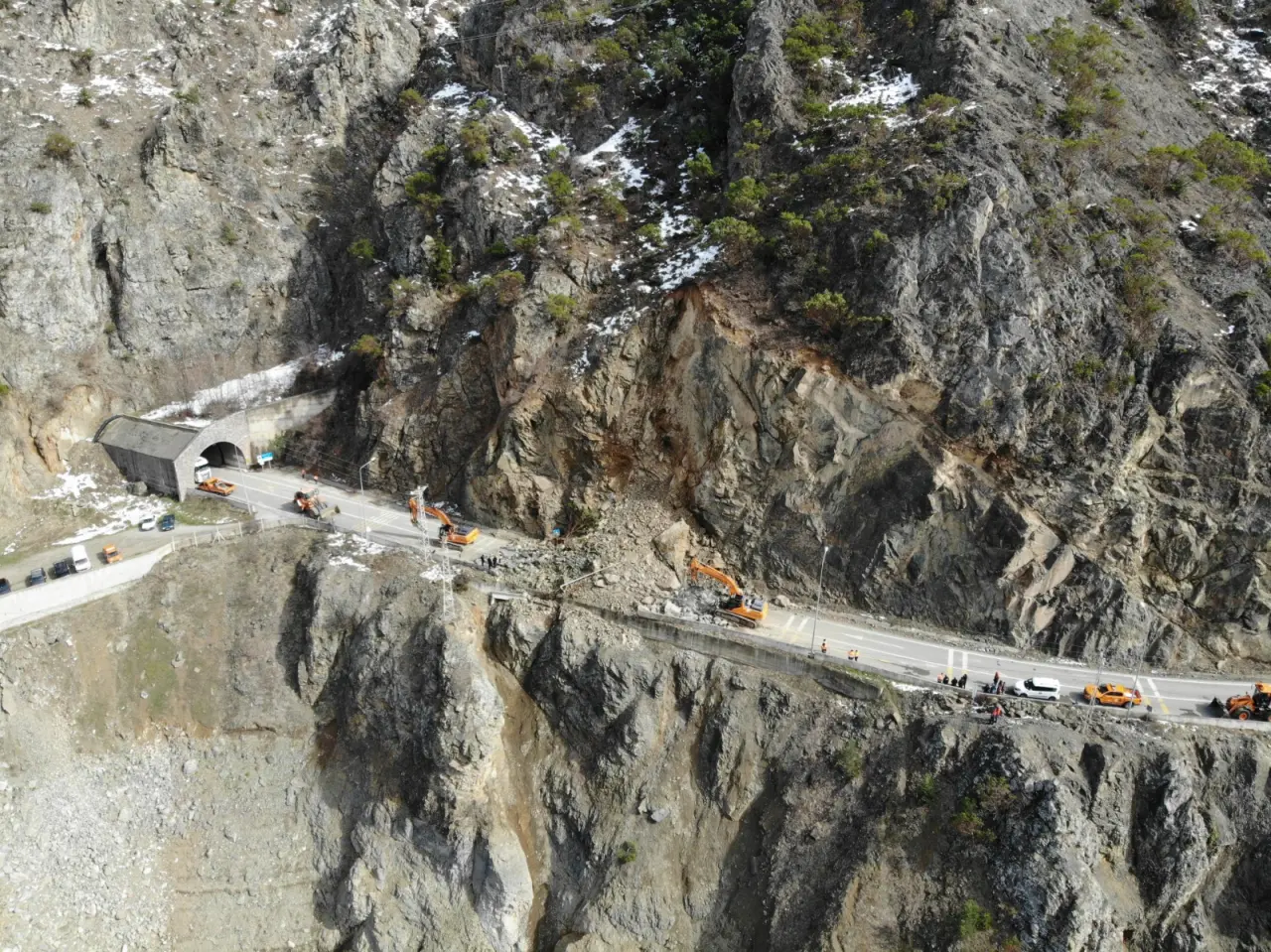 Kürtün yolunu kapatan heyelan havadan görüntülendi 3