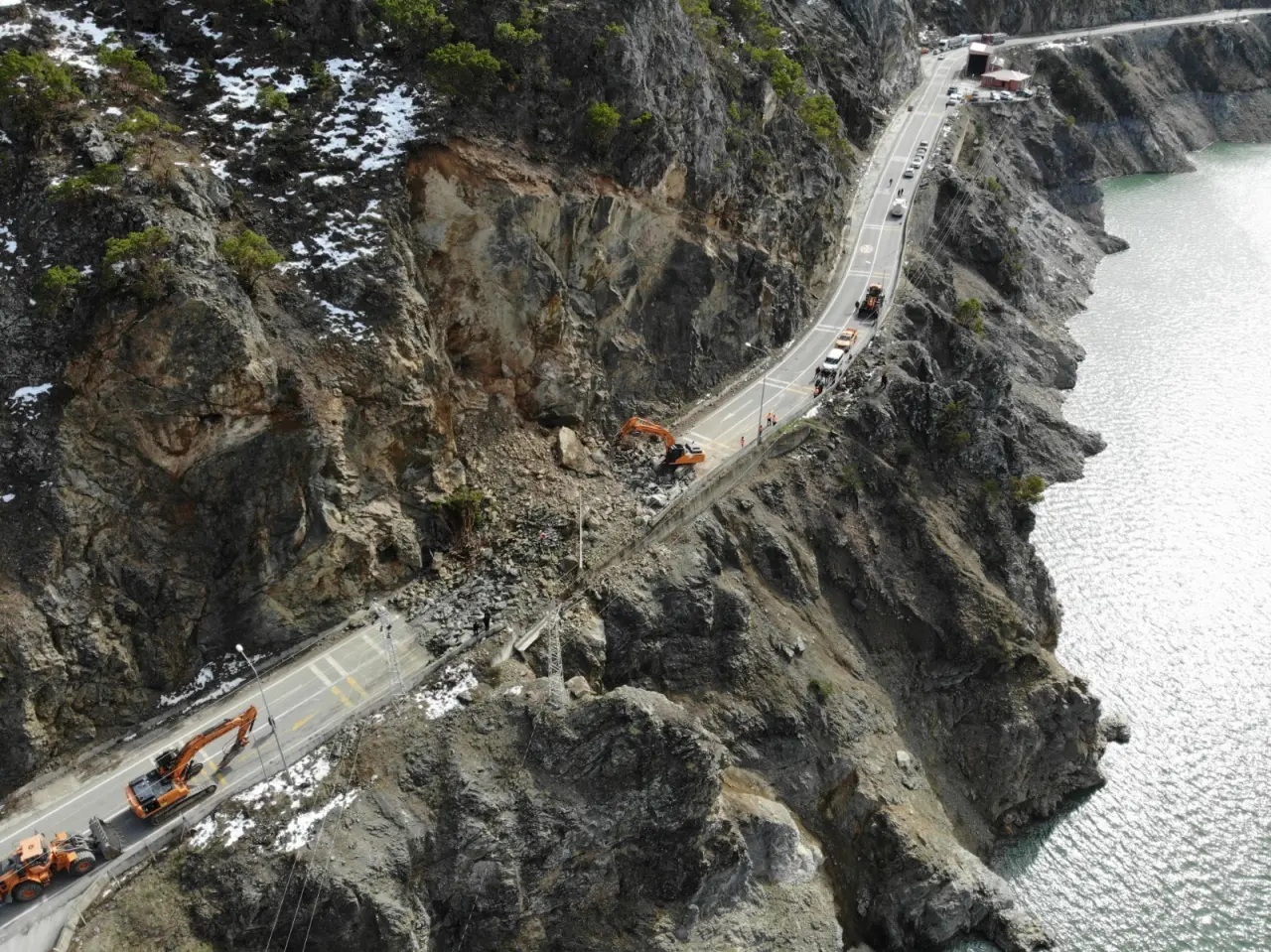 Kürtün yolunu kapatan heyelan havadan görüntülendi 2