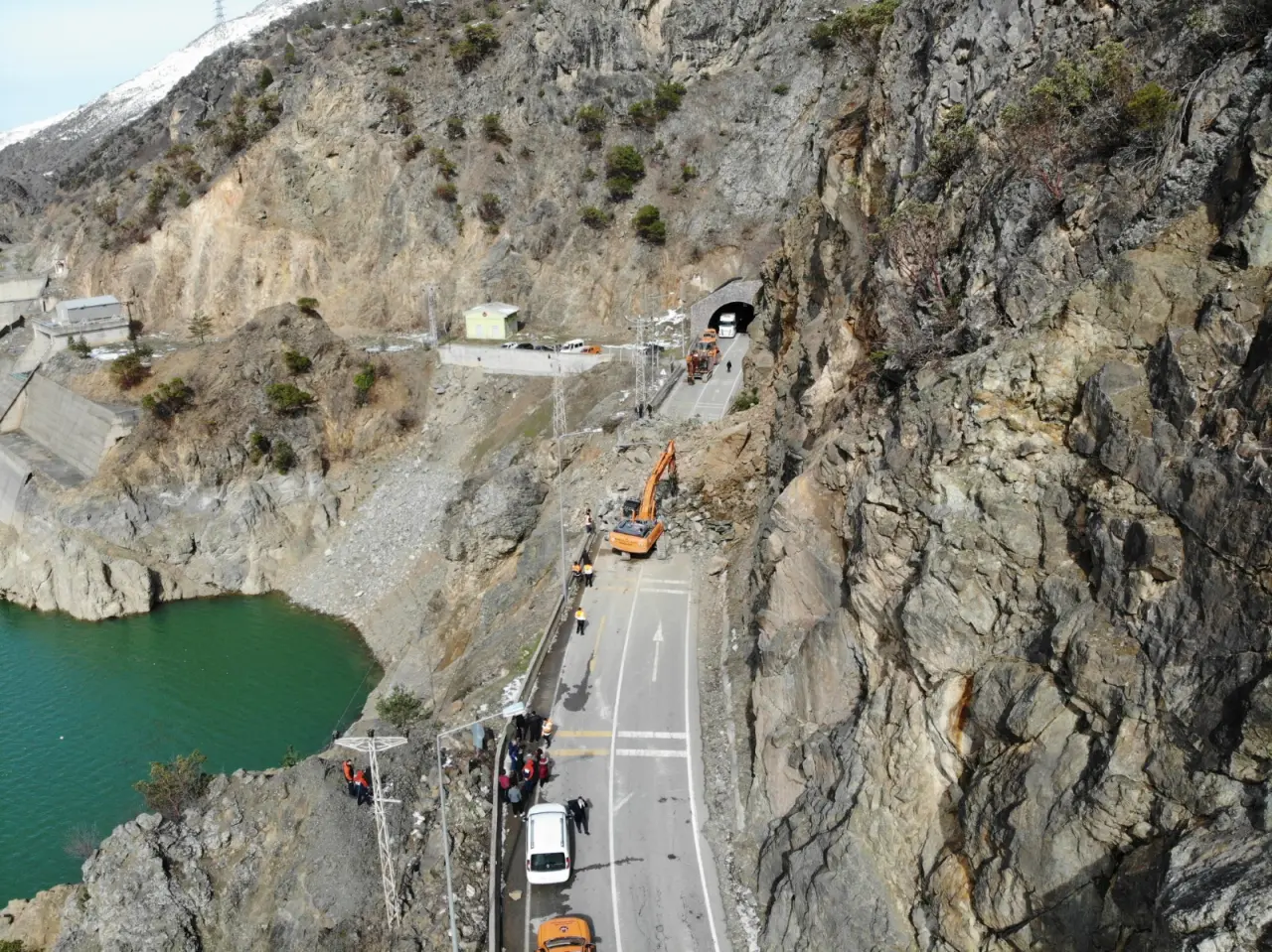 Kürtün yolunu kapatan heyelan havadan görüntülendi 4