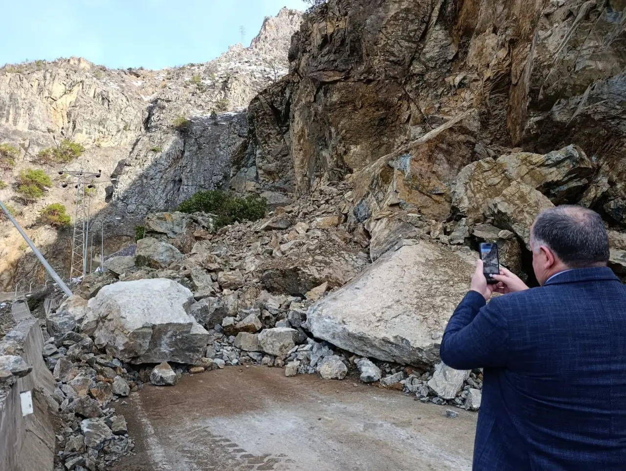 Kürtün’de dev kayalar yola indi! Karayolu çift yönlü trafiğe kapatıldı 3
