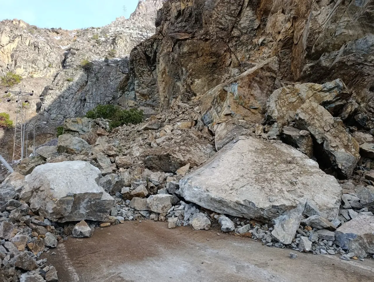 Kürtün’de dev kayalar yola indi! Karayolu çift yönlü trafiğe kapatıldı 2