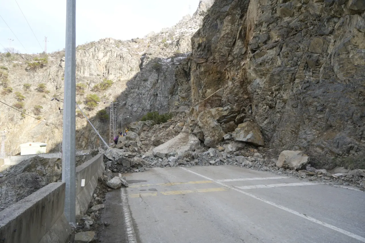 Kürtün’de dev kayalar yola indi! Karayolu çift yönlü trafiğe kapatıldı 5