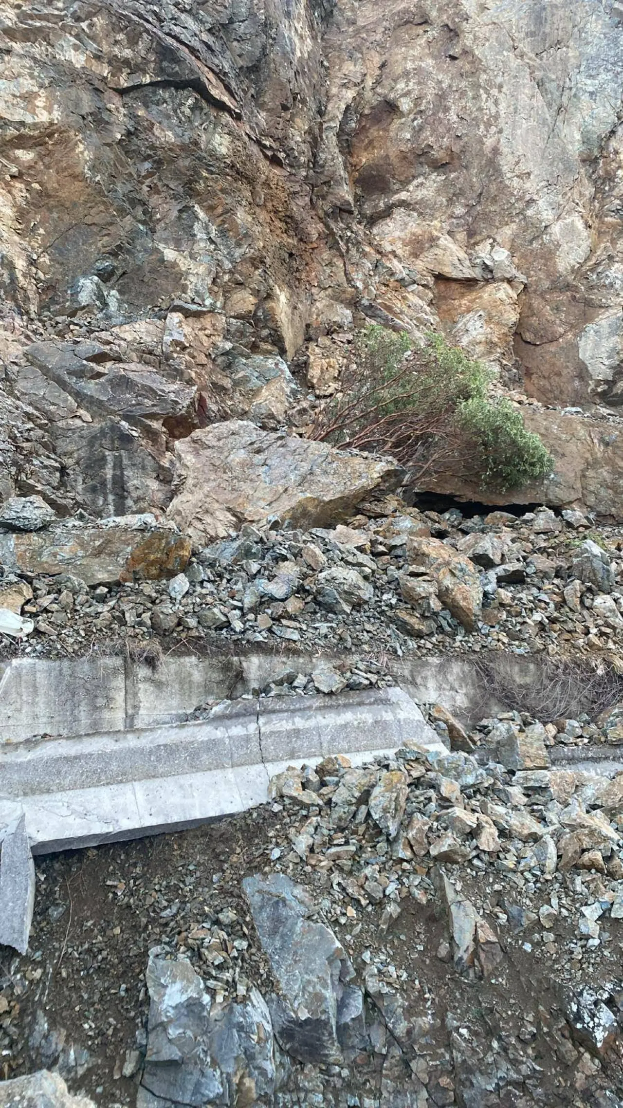 Kürtün’de dev kayalar yola indi! Karayolu çift yönlü trafiğe kapatıldı 8