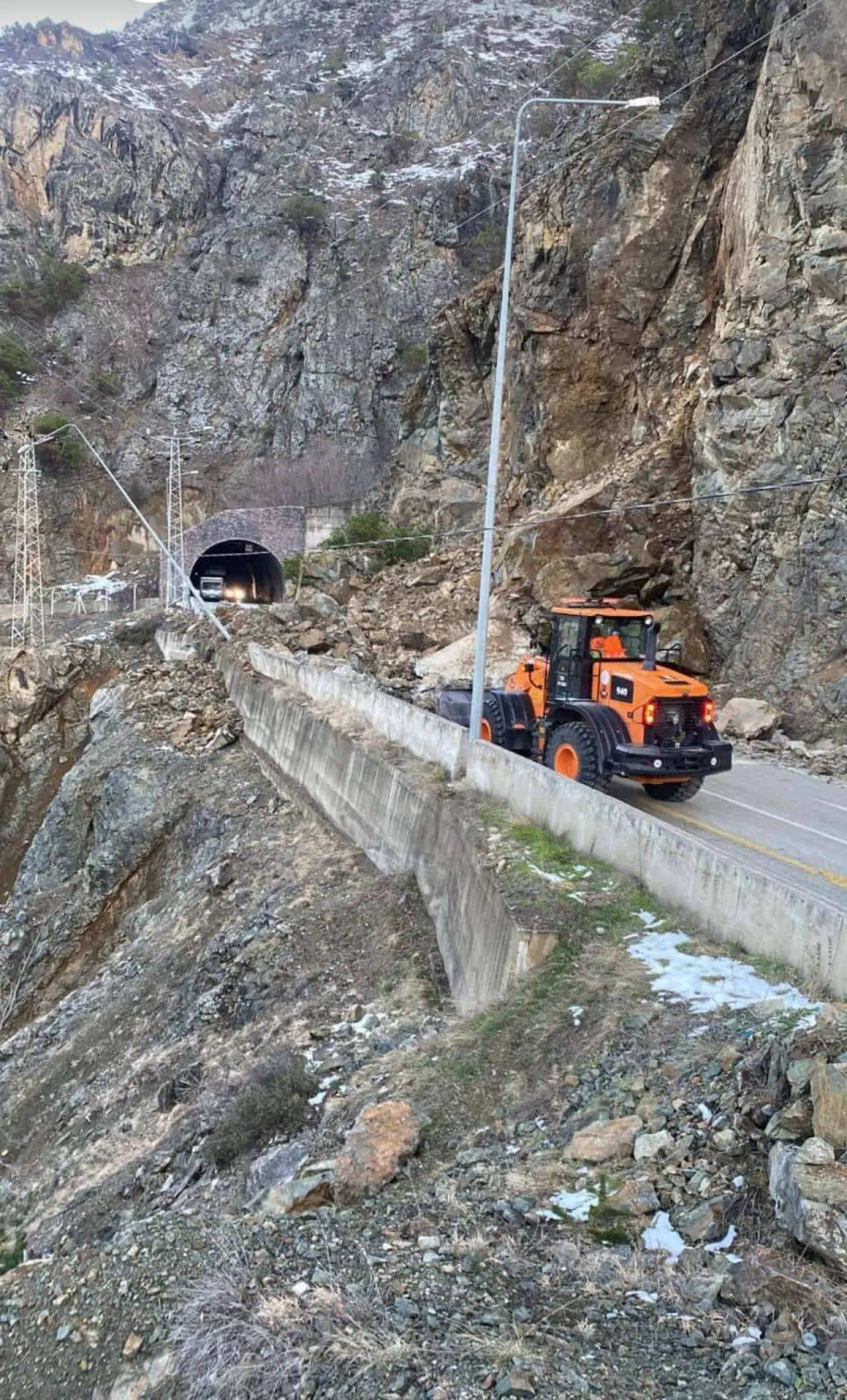 Kürtün’de dev kayalar yola indi! Karayolu çift yönlü trafiğe kapatıldı 9