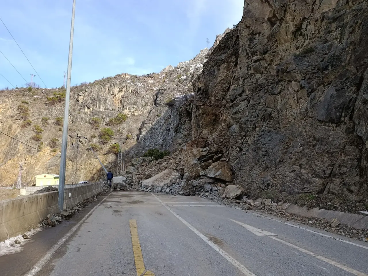 Kürtün’de dev kayalar yola indi! Karayolu çift yönlü trafiğe kapatıldı 4