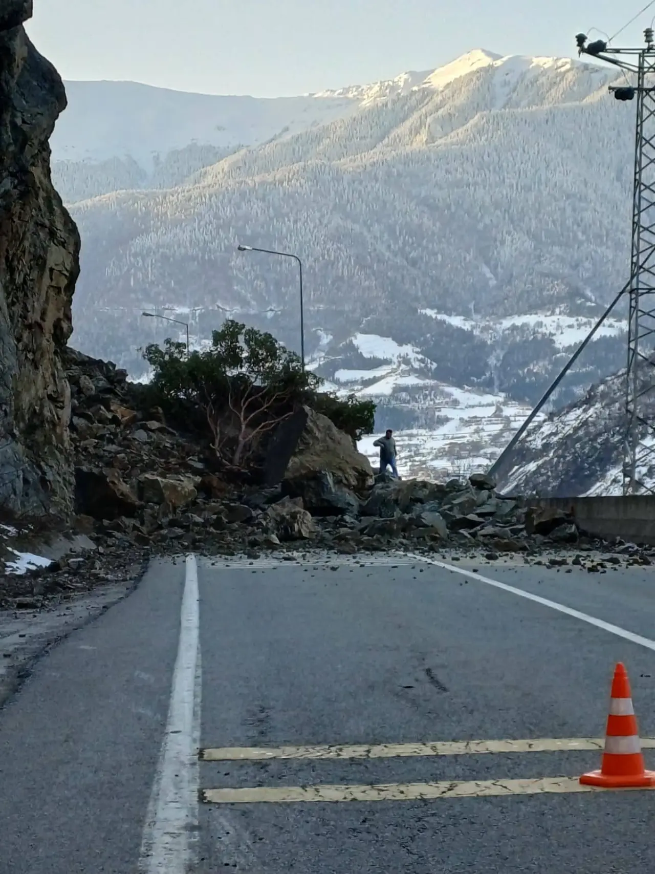 Kürtün’de dev kayalar yola indi! Karayolu çift yönlü trafiğe kapatıldı 6