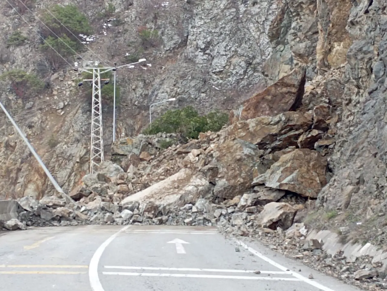 Kürtün’de dev kayalar yola indi! Karayolu çift yönlü trafiğe kapatıldı 1