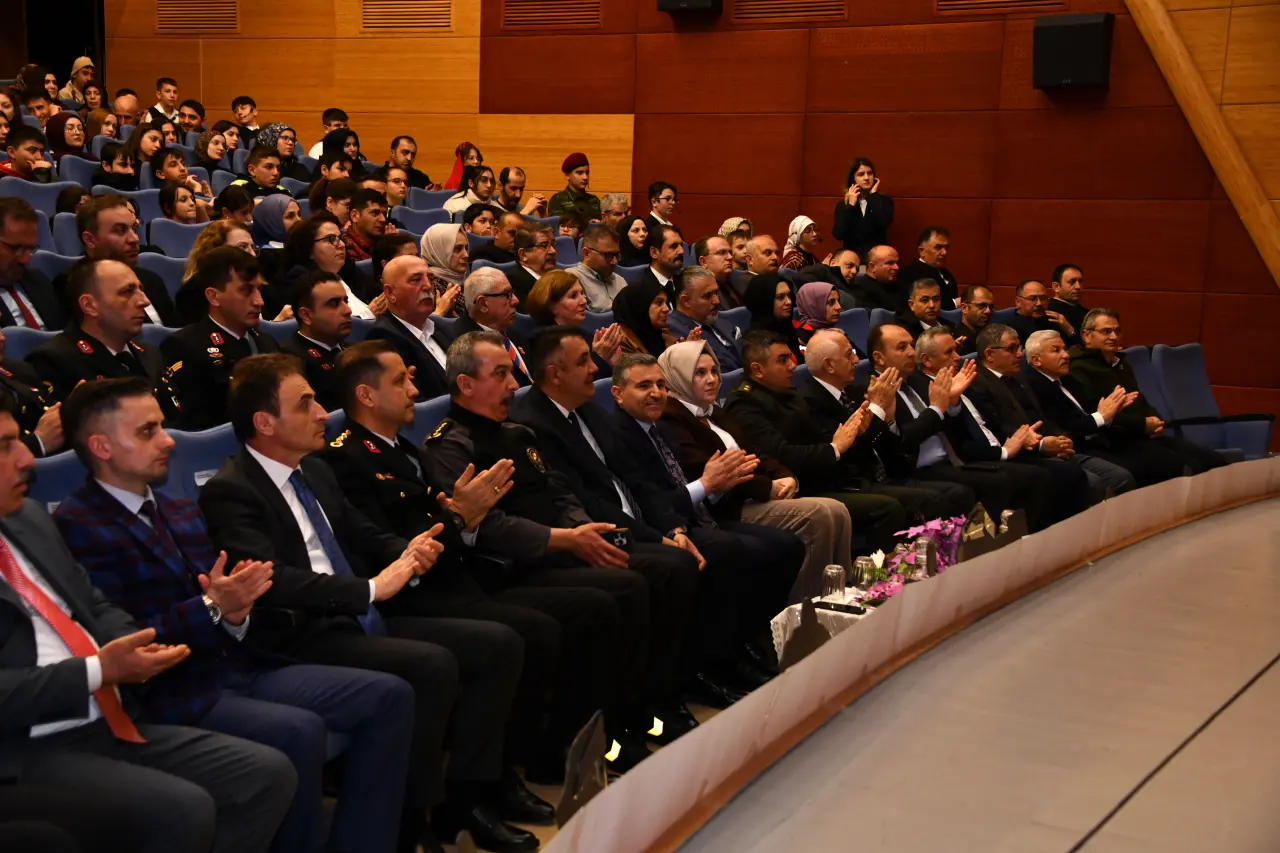 Gümüşhane’de 18 Mart Şehitleri Anma Günü ve Çanakkale Zaferi’nin 111. Yıl Dönümü Törenle Kutlandı 16