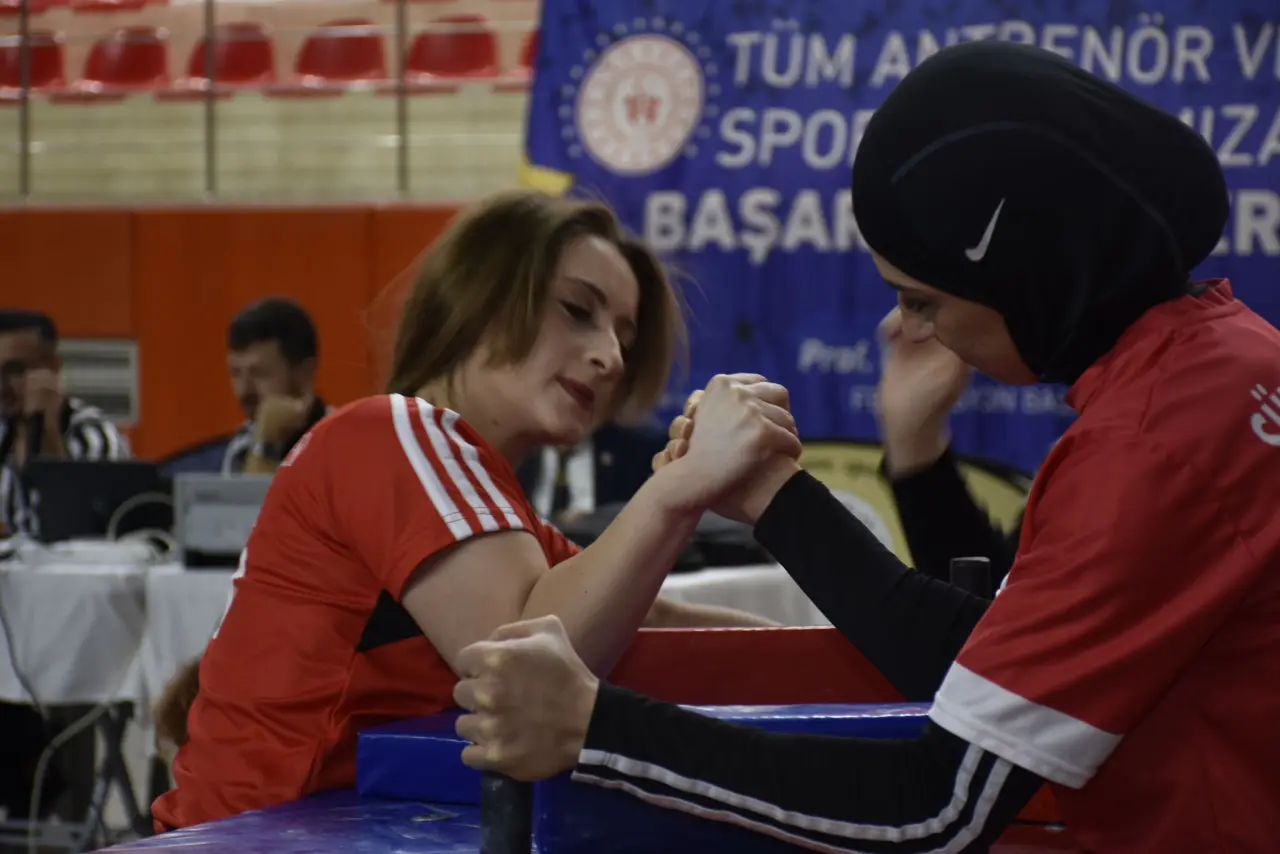 Üniversiteler Arası Bilek Güreşi Türkiye Şampiyonu: Gümüşhane Üniversitesi! 1