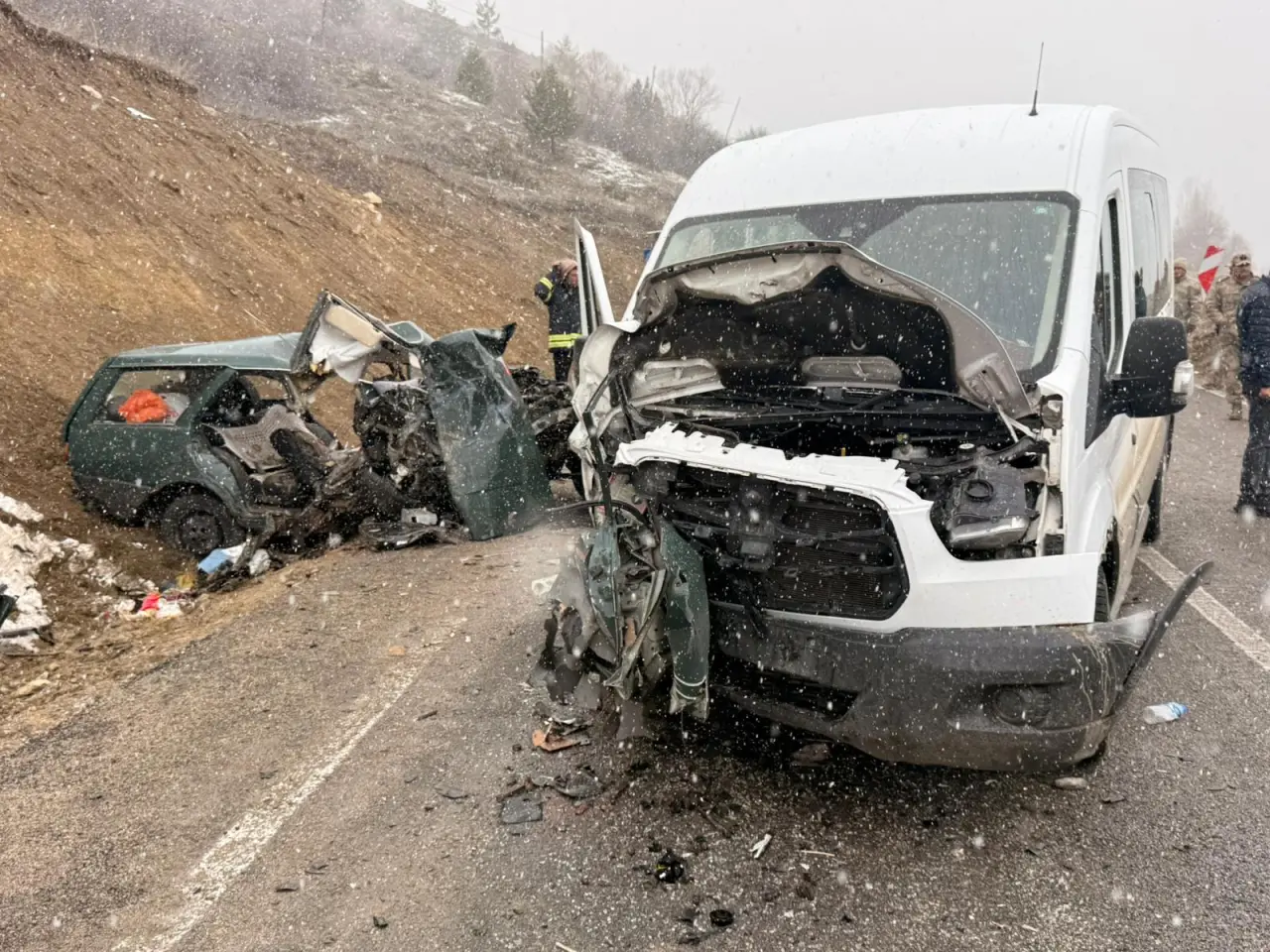 Kelkit’te feci kaza: Öğretmen servisi ile otomobil çarpıştı: 1 ölü, 10 yaralı 1