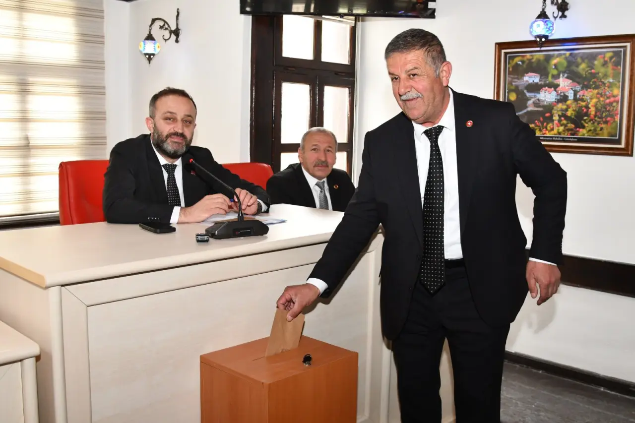 Gümüşhane İl Genel Meclisi’nde Av. Eşref Balki güven tazeledi 8