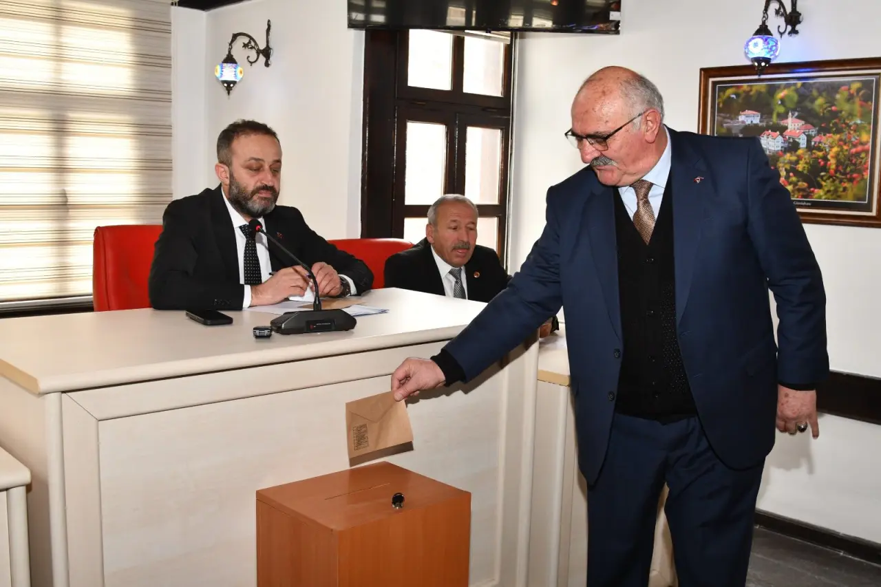 Gümüşhane İl Genel Meclisi’nde Av. Eşref Balki güven tazeledi 7