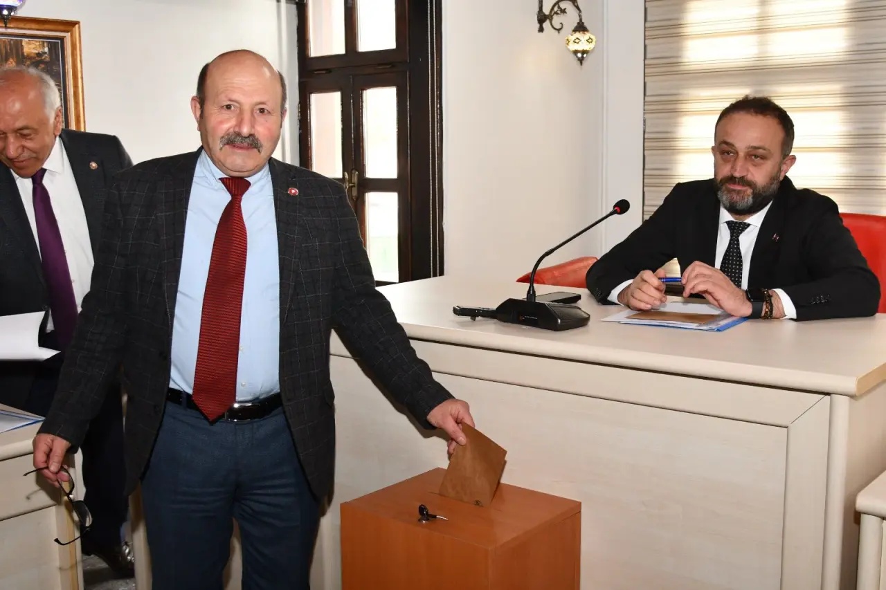 Gümüşhane İl Genel Meclisi’nde Av. Eşref Balki güven tazeledi 10