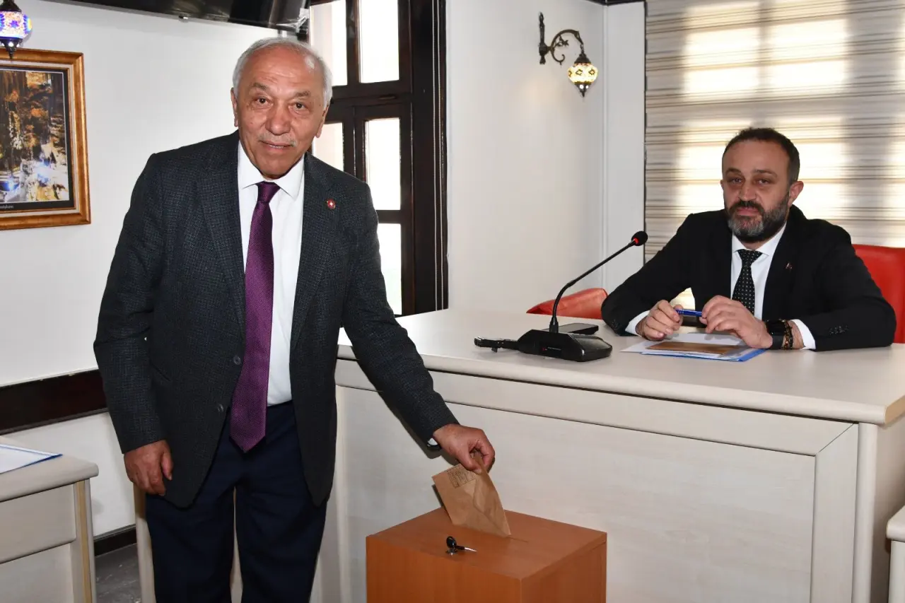 Gümüşhane İl Genel Meclisi’nde Av. Eşref Balki güven tazeledi 5