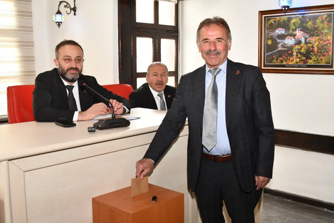 Gümüşhane İl Genel Meclisi’nde Av. Eşref Balki güven tazeledi 4