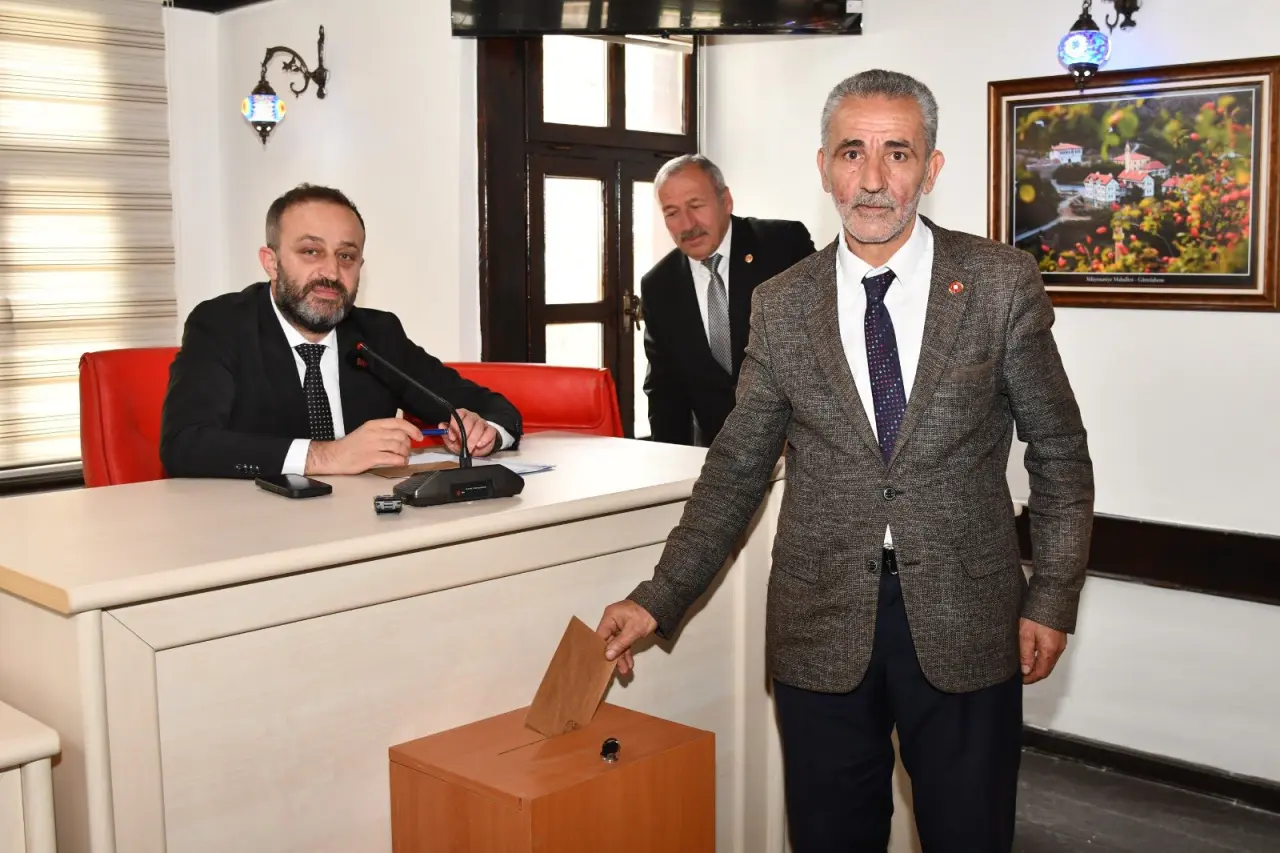 Gümüşhane İl Genel Meclisi’nde Av. Eşref Balki güven tazeledi 14